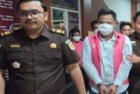 Tersangka kasus dugaan korupsi dana hibah Pilkada Pangkep 2024 digiring petugas Kejari  Pangkep ke ruang tahanan.