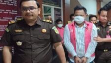 Tersangka kasus dugaan korupsi dana hibah Pilkada Pangkep 2024 digiring petugas Kejari  Pangkep ke ruang tahanan.