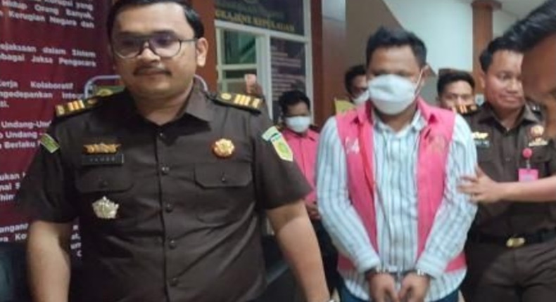 Tersangka kasus dugaan korupsi dana hibah Pilkada Pangkep 2024 digiring petugas Kejari  Pangkep ke ruang tahanan.