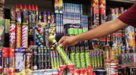 Lapak pedagang petasan masih beroperasi di Kota Makassar meski larangan telah ditegaskan Polda Sulsel dan Pemkot Makassar menjelang perayaan malam Tahun Baru.