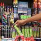 Lapak pedagang petasan masih beroperasi di Kota Makassar meski larangan telah ditegaskan Polda Sulsel dan Pemkot Makassar menjelang perayaan malam Tahun Baru.