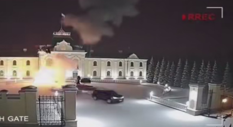 Tangkapan layar video yang beredar di media sosial memperlihatkan klaim kebakaran di salah satu kediaman Presiden Rusia Vladimir Putin usai diduga diserang 91 drone.