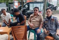 AB Iwan Azis, tokoh masyarakat Kelurahan Karangpuang (kemeja cokelat berkacamata hitam)