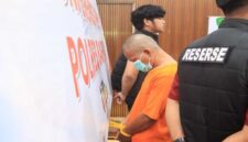 Tersangka kasus pencurian dengan pemberatan (curat) asal Bontang dihadirkan Satreskrim Polres Barru saat konferensi pers pengungkapan kasus bobol toko elektronik di Barru. (Ist)