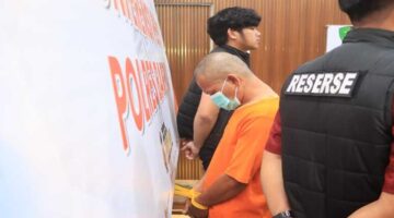 Tersangka kasus pencurian dengan pemberatan (curat) asal Bontang dihadirkan Satreskrim Polres Barru saat konferensi pers pengungkapan kasus bobol toko elektronik di Barru. (Ist)