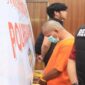 Tersangka kasus pencurian dengan pemberatan (curat) asal Bontang dihadirkan Satreskrim Polres Barru saat konferensi pers pengungkapan kasus bobol toko elektronik di Barru. (Ist)