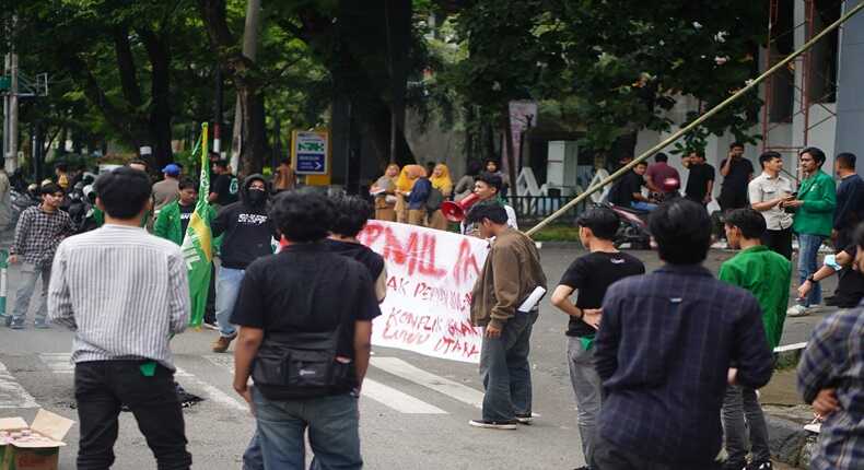 Aksi demonstrasi PB IPMIL Raya di depan Kantor Gubernur Sulsel.
