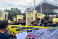 Koalisi sipil Aceh menggelar aksi damai di depan DPRA Banda Aceh, menuntut pemerintah menetapkan banjir dan longsor Sumatera sebagai Bencana Nasional.