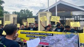 Koalisi sipil Aceh menggelar aksi damai di depan DPRA Banda Aceh, menuntut pemerintah menetapkan banjir dan longsor Sumatera sebagai Bencana Nasional.