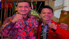 Ketua DPC GMNI Luwu Utara, Fahmi (kanan), bersama Totok Suryawan, putra Presiden pertama Republik Indonesia Ir. Soekarno, saat berada di Gedung Konferensi Asia-Afrika, Bandung, Jawa Barat. (Ist)