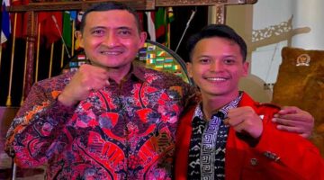 Ketua DPC GMNI Luwu Utara, Fahmi (kanan), bersama Totok Suryawan, putra Presiden pertama Republik Indonesia Ir. Soekarno, saat berada di Gedung Konferensi Asia-Afrika, Bandung, Jawa Barat. (Ist)