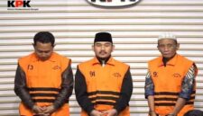 Ade Kuswara (tengah) dan HM Kunang (kanan) mengenakan rompi tahanan oranye khas KPK saat dihadirkan dalam konferensi pers di Gedung KPK, Jakarta. (Ist)