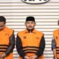 Ade Kuswara (tengah) dan HM Kunang (kanan) mengenakan rompi tahanan oranye khas KPK saat dihadirkan dalam konferensi pers di Gedung KPK, Jakarta. (Ist)