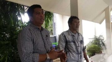 Kuasa Hukum Terdakwa AMF, Rusdianto SH MH (kiri baju kotak-kotak) dan Ayah AMF, Andi Mappasere alias Andi Ece (kanan)