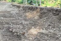 Kondisi proyek jalan di pinggir Sungai Lapai, Kecamatan Ngapa, Kolaka Utara, yang disorot karena dugaan mark-up anggaran.