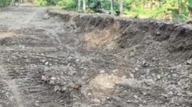 Kondisi proyek jalan di pinggir Sungai Lapai, Kecamatan Ngapa, Kolaka Utara, yang disorot karena dugaan mark-up anggaran.