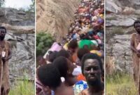 Tangkapan layar video nabi gadungan asal Ghana, Ebo Noah, saat memproklamirkan kiamat pada 25 Desember 2025 dan mengajak para pengikutnya untuk bersiap serta menuju bahtera yang diklaim sebagai sarana keselamatan. (Foto kolase).