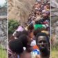 Tangkapan layar video nabi gadungan asal Ghana, Ebo Noah, saat memproklamirkan kiamat pada 25 Desember 2025 dan mengajak para pengikutnya untuk bersiap serta menuju bahtera yang diklaim sebagai sarana keselamatan. (Foto kolase).
