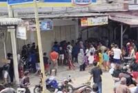 Tangkapan layar video warga Sibolga saat mengambil bahan makanan dari sebuah minimarket yang sempat viral di media sosial.