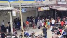 Tangkapan layar video warga Sibolga saat mengambil bahan makanan dari sebuah minimarket yang sempat viral di media sosial.