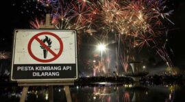 Foto ilustrasi papan larangan pesta kembang api terpasang di area publik sebagai simbol penegakan aturan jelang malam Tahun Baru.