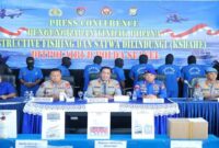 Kapolda Sulsel bersama jajaran Ditpolairud memaparkan pengungkapan kasus destructive fishing dan perdagangan ilegal bagian tubuh penyu dalam konferensi pers di Mako Ditpolairud Polda Sulsel. Sejumlah tersangka dan barang bukti turut dihadirkan.