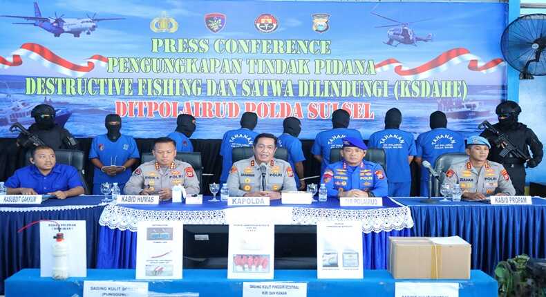 Kapolda Sulsel bersama jajaran Ditpolairud memaparkan pengungkapan kasus destructive fishing dan perdagangan ilegal bagian tubuh penyu dalam konferensi pers di Mako Ditpolairud Polda Sulsel. Sejumlah tersangka dan barang bukti turut dihadirkan.