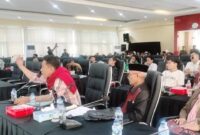 Salah satu perwakilan Desa Rampoang menggebrak meja saat menyampaikan aspirasi dalam Rapat Dengar Pendapat (RDP) di DPRD Sulsel terkait polemik lahan pembangunan Yon TP 872/Andi Djemma di Kabupaten Luwu Utara.