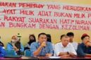Perwakilan masyarakat Desa Rampoang menyampaikan aspirasi terkait polemik lahan pembangunan Yon TP 872 dalam RDP di DPRD Lutra.