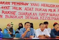Perwakilan masyarakat Desa Rampoang menyampaikan aspirasi terkait polemik lahan pembangunan Yon TP 872 dalam RDP di DPRD Lutra.