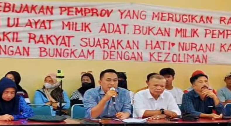 Perwakilan masyarakat Desa Rampoang menyampaikan aspirasi terkait polemik lahan pembangunan Yon TP 872 dalam RDP di DPRD Lutra.