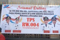 Spanduk ucapan selamat datang di TPS RW 004 Kelurahan Rappokalling, Kecamatan Tallo, Makassar, tempat pemilihan RT dan RW.