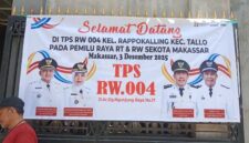 Spanduk ucapan selamat datang di TPS RW 004 Kelurahan Rappokalling, Kecamatan Tallo, Makassar, tempat pemilihan RT dan RW.