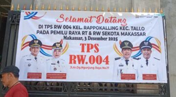 Spanduk ucapan selamat datang di TPS RW 004 Kelurahan Rappokalling, Kecamatan Tallo, Makassar, tempat pemilihan RT dan RW.