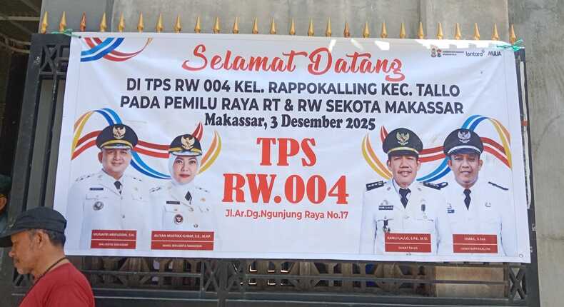 Spanduk ucapan selamat datang di TPS RW 004 Kelurahan Rappokalling, Kecamatan Tallo, Makassar, tempat pemilihan RT dan RW.
