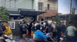 Kerumunan warga di depan rumah Faizah Soraya di Medan, lokasi kasus dugaan anak 12 tahun bunuh ibu kandung. (Ist)