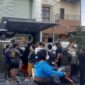 Kerumunan warga di depan rumah Faizah Soraya di Medan, lokasi kasus dugaan anak 12 tahun bunuh ibu kandung. (Ist)