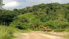 Alat berat jenis ekskavator terlihat beroperasi di kawasan perbukitan hijau di Kecamatan Meluhu, Kabupaten Konawe, Sulawesi Tenggara, yang diduga menjadi lokasi aktivitas tambang galian C ilegal.