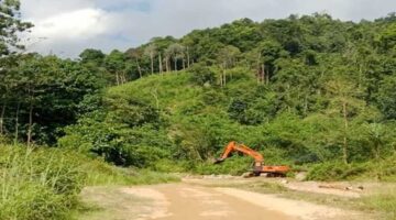 Alat berat jenis ekskavator terlihat beroperasi di kawasan perbukitan hijau di Kecamatan Meluhu, Kabupaten Konawe, Sulawesi Tenggara, yang diduga menjadi lokasi aktivitas tambang galian C ilegal.