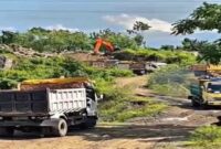 Truk material lalu-lalang, aktivitas Galian C di Desa Tuju Jeneponto