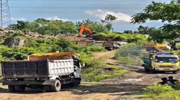 Truk material lalu-lalang, aktivitas Galian C di Desa Tuju Jeneponto