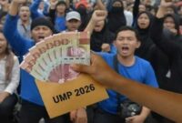 Ilustrasi uang rupiah dan buruh terkait pengumuman kenaikan UMP 2026 yang dinanti pekerja.
