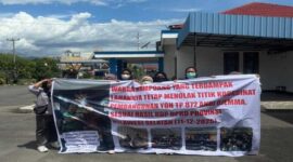Warga Desa Rampoang, Kecamatan Tanalili, Kabupaten Luwu Utara, membentangkan spanduk penolakan pembangunan Yon TP 872/Andi Djemma yang dinilai merugikan masyarakat, sesuai hasil RDP DPRD Sulsel, Selasa (23/12/2025).