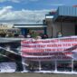 Warga Desa Rampoang, Kecamatan Tanalili, Kabupaten Luwu Utara, membentangkan spanduk penolakan pembangunan Yon TP 872/Andi Djemma yang dinilai merugikan masyarakat, sesuai hasil RDP DPRD Sulsel, Selasa (23/12/2025).