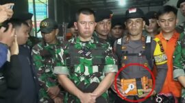 Danrem 141/Toddopuli Brigjen TNI Andre Clift Rumbayan (kiri) saat konferensi pers, sempat menyatakan kotak oranye yang ditemukan merupakan black box pesawat ATR 42-500.
