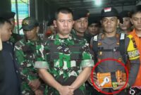 Petugas gabungan TNI, Polri, dan Basarnas menunjukkan perangkat berwarna oranye yang diduga merupakan black box pesawat ATR 42-500 yang ditemukan dalam operasi pencarian di kawasan Gunung Bulusaraung, Kabupaten Pangkep, Sulawesi Selatan, Minggu (18/1/2026).