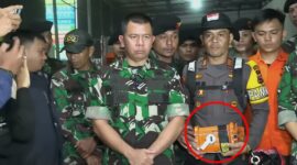 Petugas gabungan TNI, Polri, dan Basarnas menunjukkan perangkat berwarna oranye yang diduga merupakan black box pesawat ATR 42-500 yang ditemukan dalam operasi pencarian di kawasan Gunung Bulusaraung, Kabupaten Pangkep, Sulawesi Selatan, Minggu (18/1/2026).