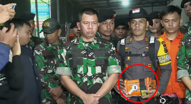 Petugas gabungan TNI, Polri, dan Basarnas menunjukkan perangkat berwarna oranye yang diduga merupakan black box pesawat ATR 42-500 yang ditemukan dalam operasi pencarian di kawasan Gunung Bulusaraung, Kabupaten Pangkep, Sulawesi Selatan, Minggu (18/1/2026).