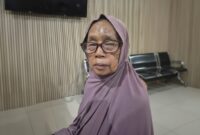Korban penganiayaan, Saoda (62), saat berada di Mapolres Bulukumba usai melaporkan tindakan kekerasan yang diduga dilakukan oleh anak kandungnya sendiri. (Ist)