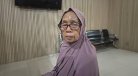 Korban penganiayaan, Saoda (62), saat berada di Mapolres Bulukumba usai melaporkan tindakan kekerasan yang diduga dilakukan oleh anak kandungnya sendiri. (Ist)